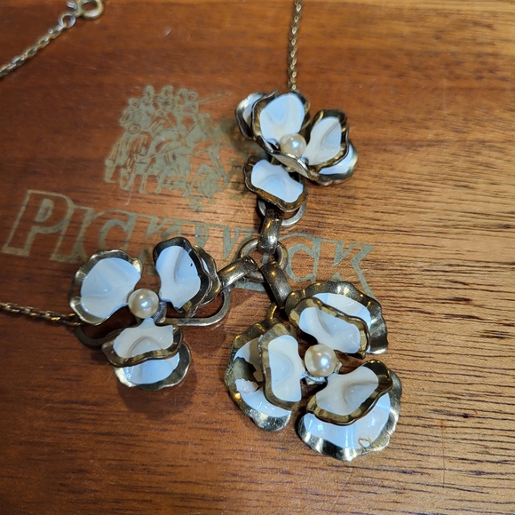 Vintage Brass Tone Floral Necklace with Creme Enameling and Faux Pearls - Picture 5 of 16